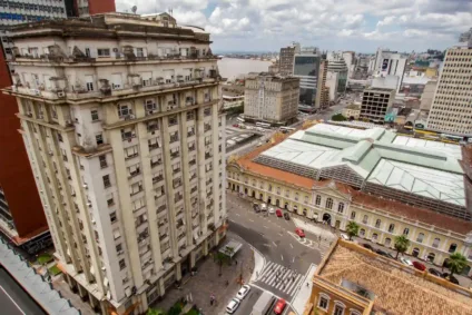 Vista do Edifício Intendente José Montaury e do Mercado Público de Porto Alegre