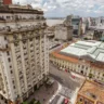 Vista do Edifício Intendente José Montaury e do Mercado Público de Porto Alegre