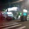 Acidente de carro à noite com veículo capotado e presença policial na rua 24 de Outubro, em Porto Alegre.