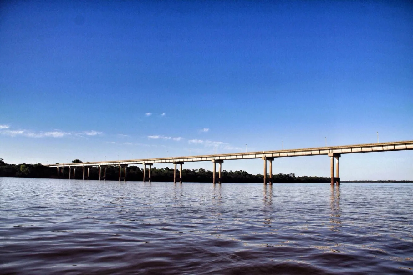 Vista da Ponte São Borja-Santo Tomé sobre o rio Uruguai, destacando sua estrutura e o céu azul. Um importante ponto de ligação entre Brasil e Argentina.