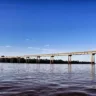 Vista da Ponte São Borja-Santo Tomé sobre o rio Uruguai, destacando sua estrutura e o céu azul. Um importante ponto de ligação entre Brasil e Argentina.