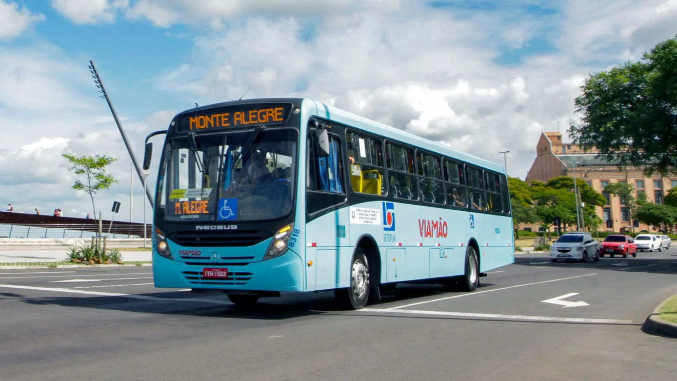 Ônibus da linha Monte Alegre de Viamão, com destino indicado na placa eletrônica, circulando pela Usina do Gasômetro, em dia ensolarado.