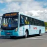 Ônibus da linha Monte Alegre de Viamão, com destino indicado na placa eletrônica, circulando pela Usina do Gasômetro, em dia ensolarado.