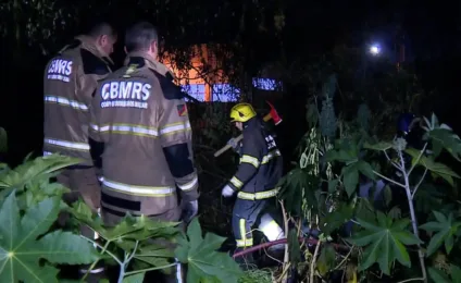 Bombeiros atuando no combate a um incêndio na vegetação do Parque Marinha do Brasil, em Porto Alegre, durante a madrugada.