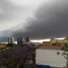 Céu nublado com nuvens escuras se formando sobre a cidade, anunciando a chegada de um temporal.