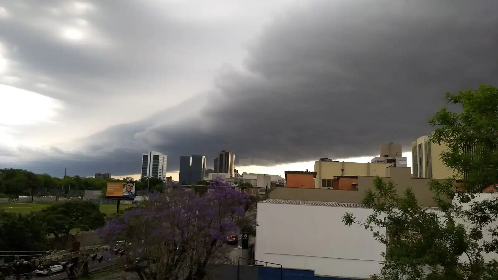 Céu nublado com nuvens escuras se formando sobre a cidade, anunciando a chegada de um temporal.