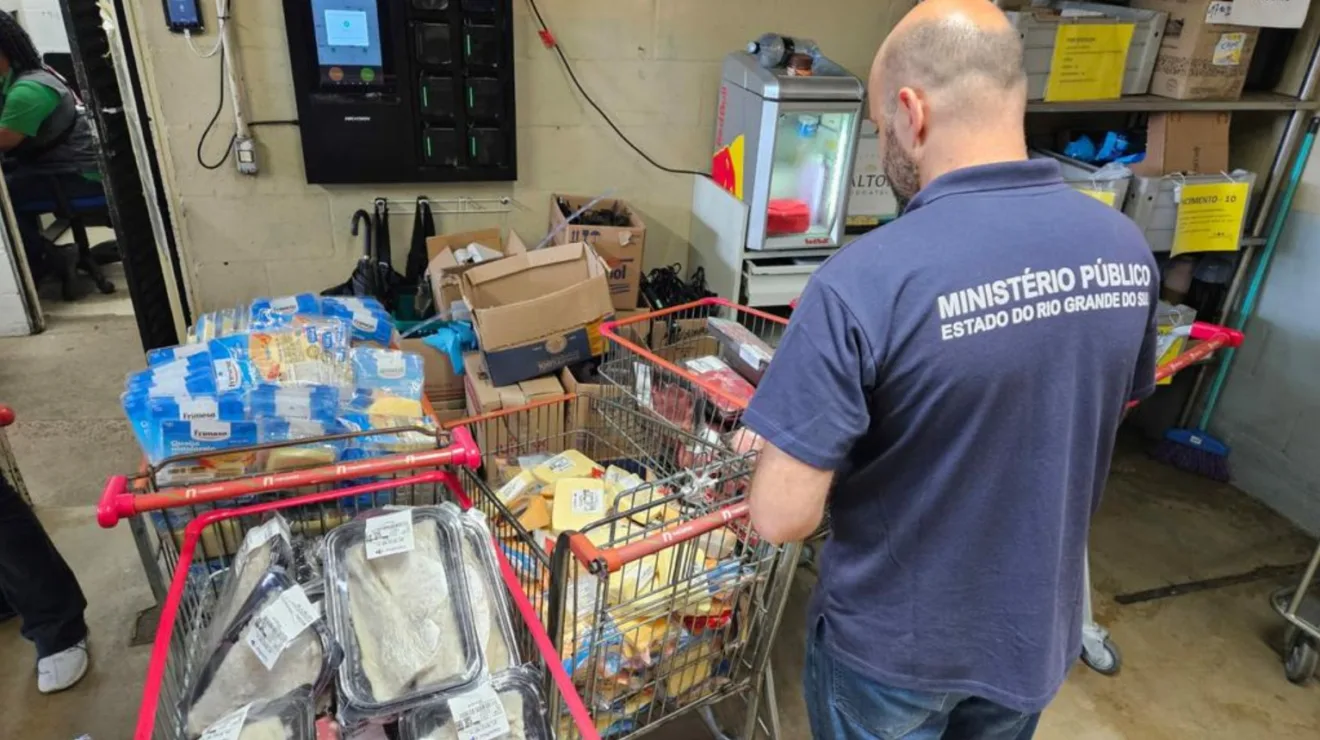 Imagem mostrando um agente do Ministério Público do Estado do Rio Grande do Sul inspecionando produtos em carrinhos de compras, revelando irregularidades em um estabelecimento comercial.