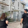 Agentes da Polícia Civil da DEIC durante a Operação False Care, observando um edifício em cumprimento de mandado.