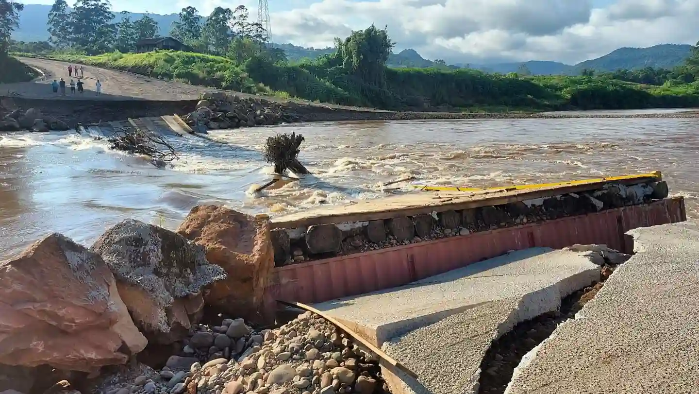 Imagem da ponte danificada por inundação, em Feliz, no Vale do Caí. A cena destaca a erosão e a destruição causada pela água.