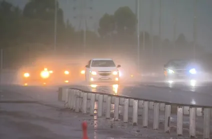 Carros trafegando pela BR-290 em um dia chuvoso, visibilidade reduzida e pista molhada, mostrando a importância da segurança no trânsito.