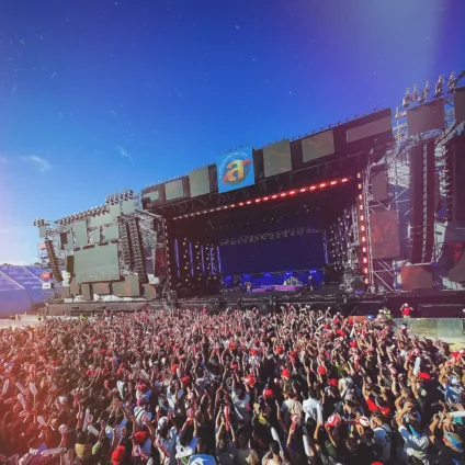 Imagem do Planeta Atlântida com uma multidão animada na frente do palco. Evento terá estreia da Arena Open Bar patrocinada pela KTO