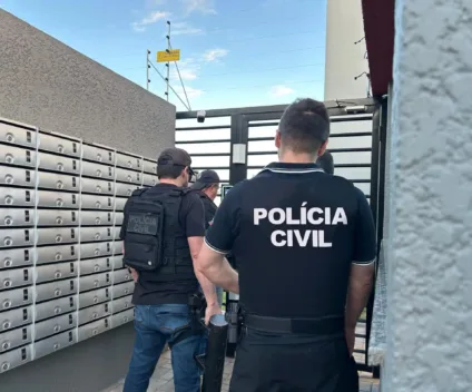 Imagem de agentes da Polícia Civil em ação durante operação Safe Car.