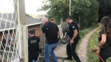 Imagem de uma ação policial, com agentes da DENARC em operação da Polícia Civil.