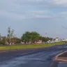 Protesto bloqueia BR-290, causando congestionamento. Várias pessoas e veículos na estrada demonstram insatisfação.