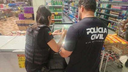 Agentes da Polícia Civil do Rio Grande do Sul e do Rio de Janeiro realizam uma operação em um supermercado, investigando possíveis irregularidades em produtos.