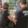 Agentes da Polícia Civil do Rio Grande do Sul e do Rio de Janeiro realizam uma operação em um supermercado, investigando possíveis irregularidades em produtos.