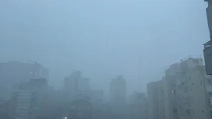 Temporal com chuva e ventos fortes atinge Porto Alegre