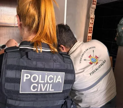 Imagem que mostra agentes da Polícia Civil e Vigilância Sanitária de Viamão durante a Operação Santa Bárbara