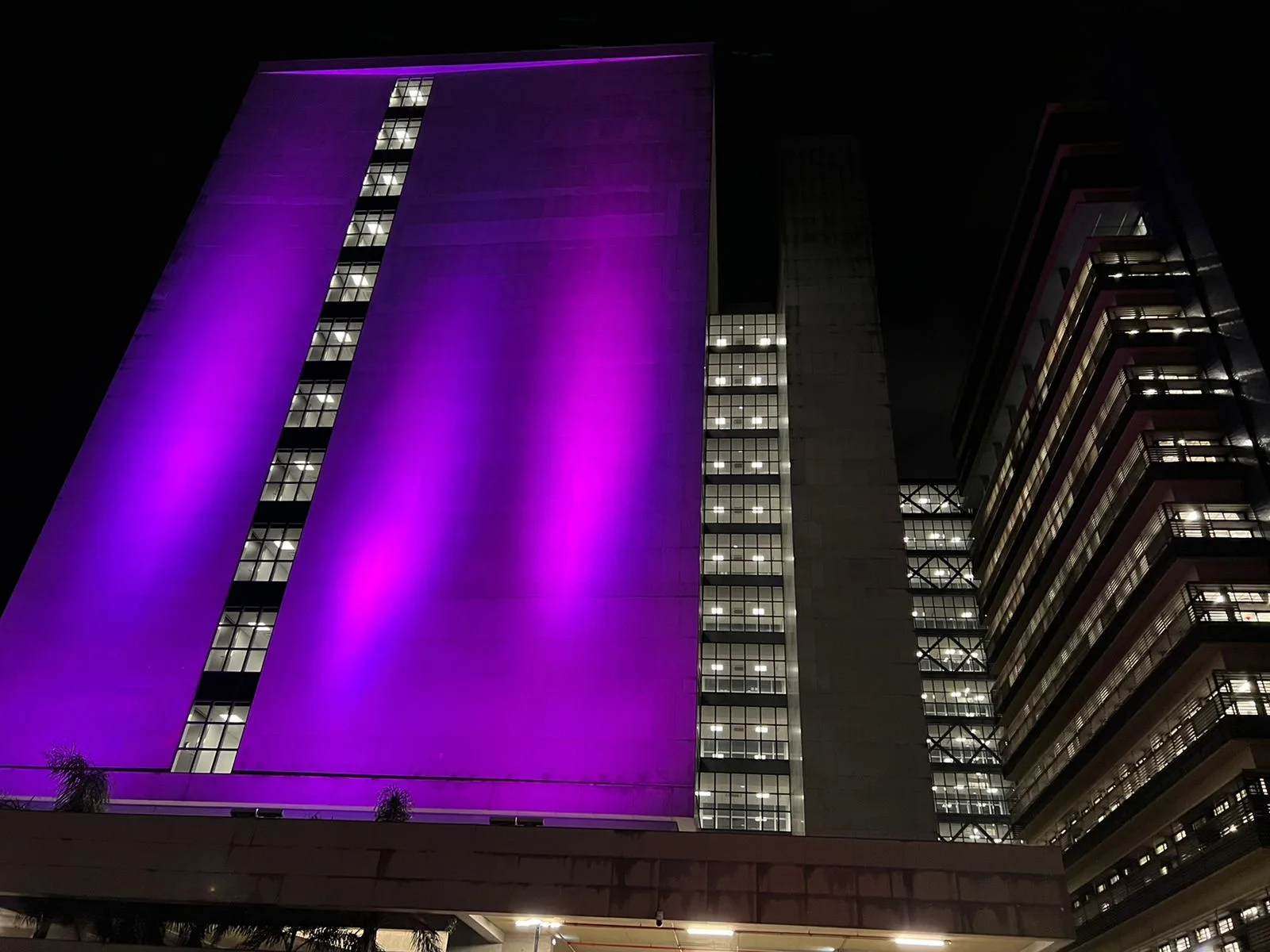 Prédio anexo do Tribunal de Justiça do Rio Grande do Sul iluminado à noite em cor roxa.