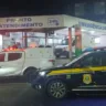 Imagem noturna de um pronto atendimento, a emergência 24 horas em Torres, com presença de viaturas da Polícia Civil e PRF, destacando.