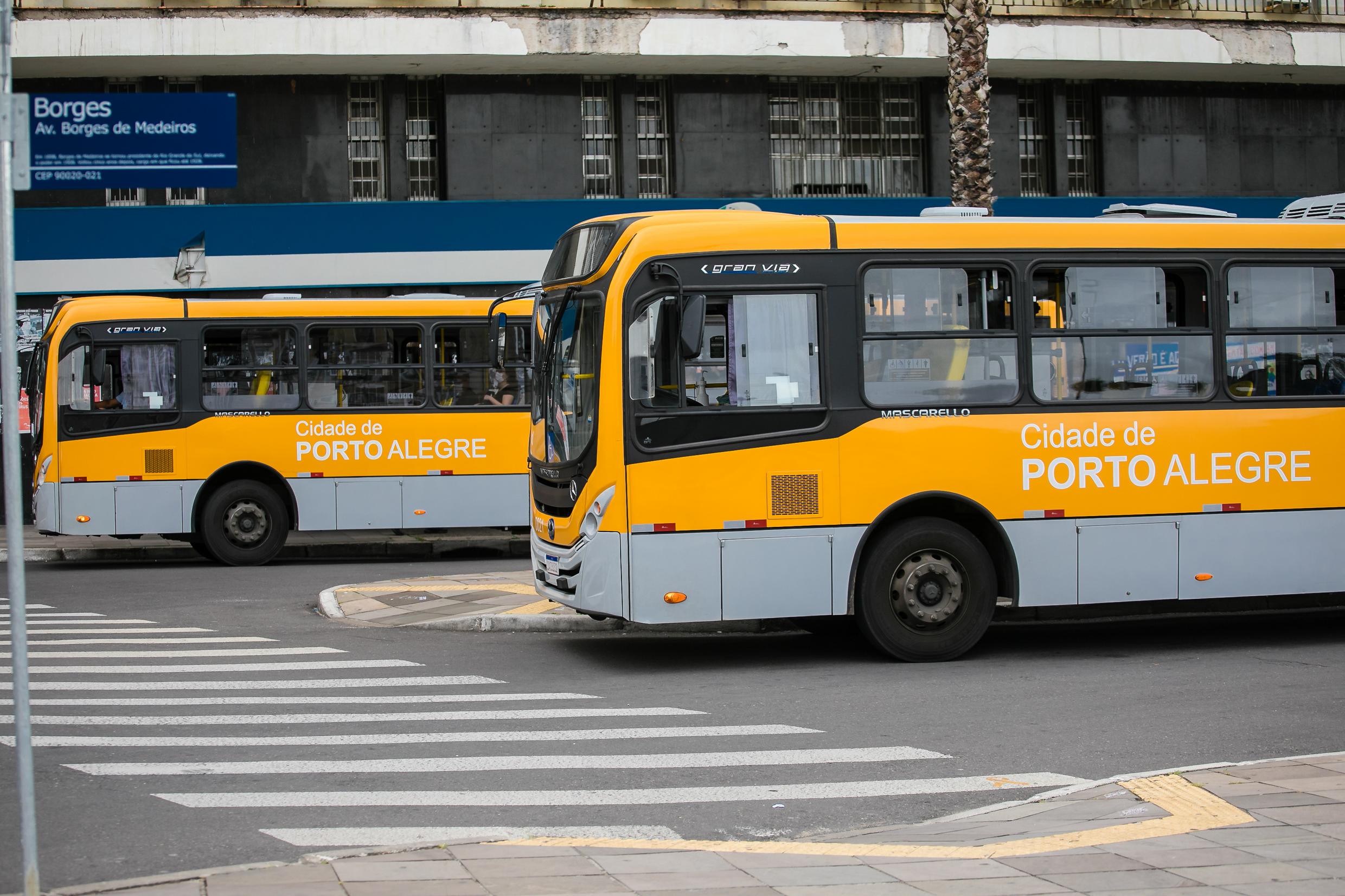 Ônibus da Carris circulando em Porto Alegre, com o nome da cidade em sua lateral.