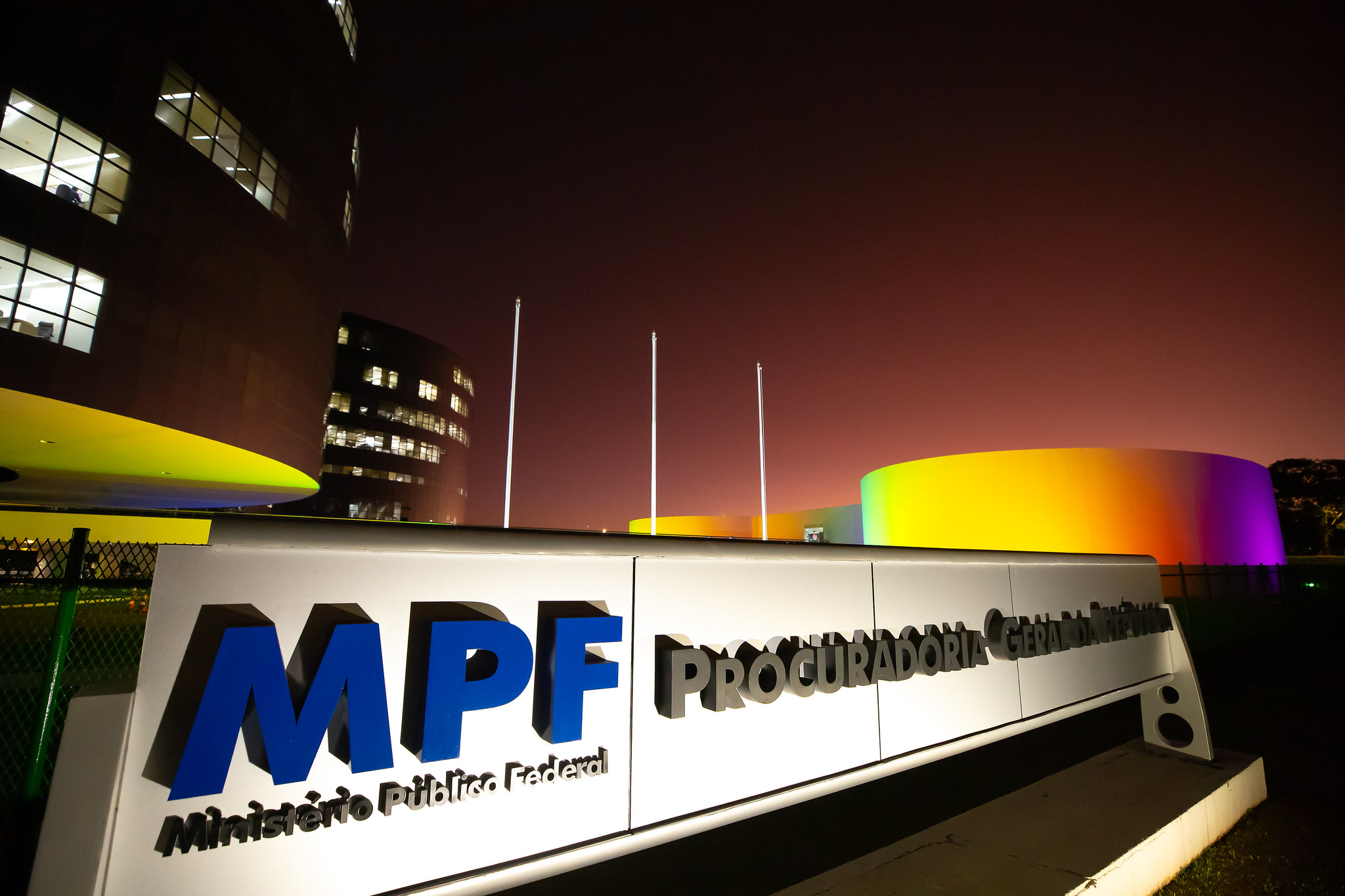 Imagem do prédio do Ministério Público Federal com sinalização destacando o MPF e a Procuradoria Geral da República, iluminado à noite.