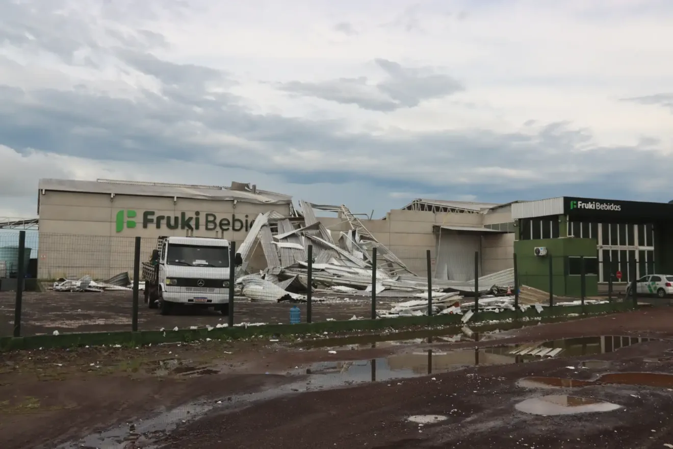 Imagem do prédio da Fruki Bebidas, mostrando os danos estruturais e a destruição parcial da construção após o temporal