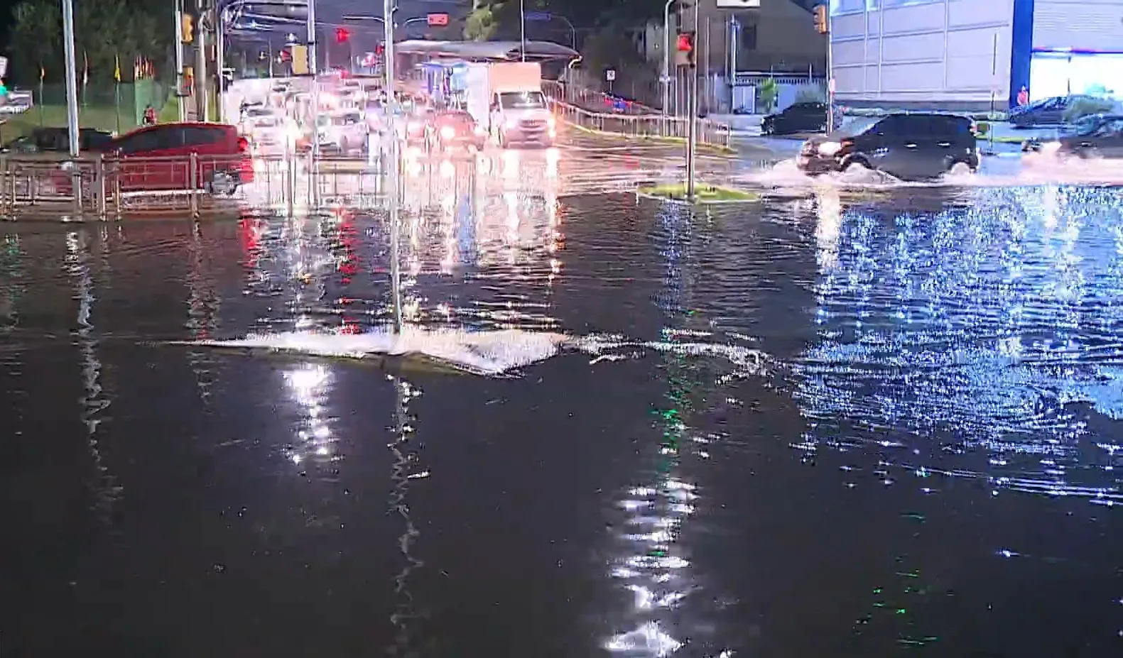 Alagamentos em ponto da avenida Sertório, em Porto Alegre