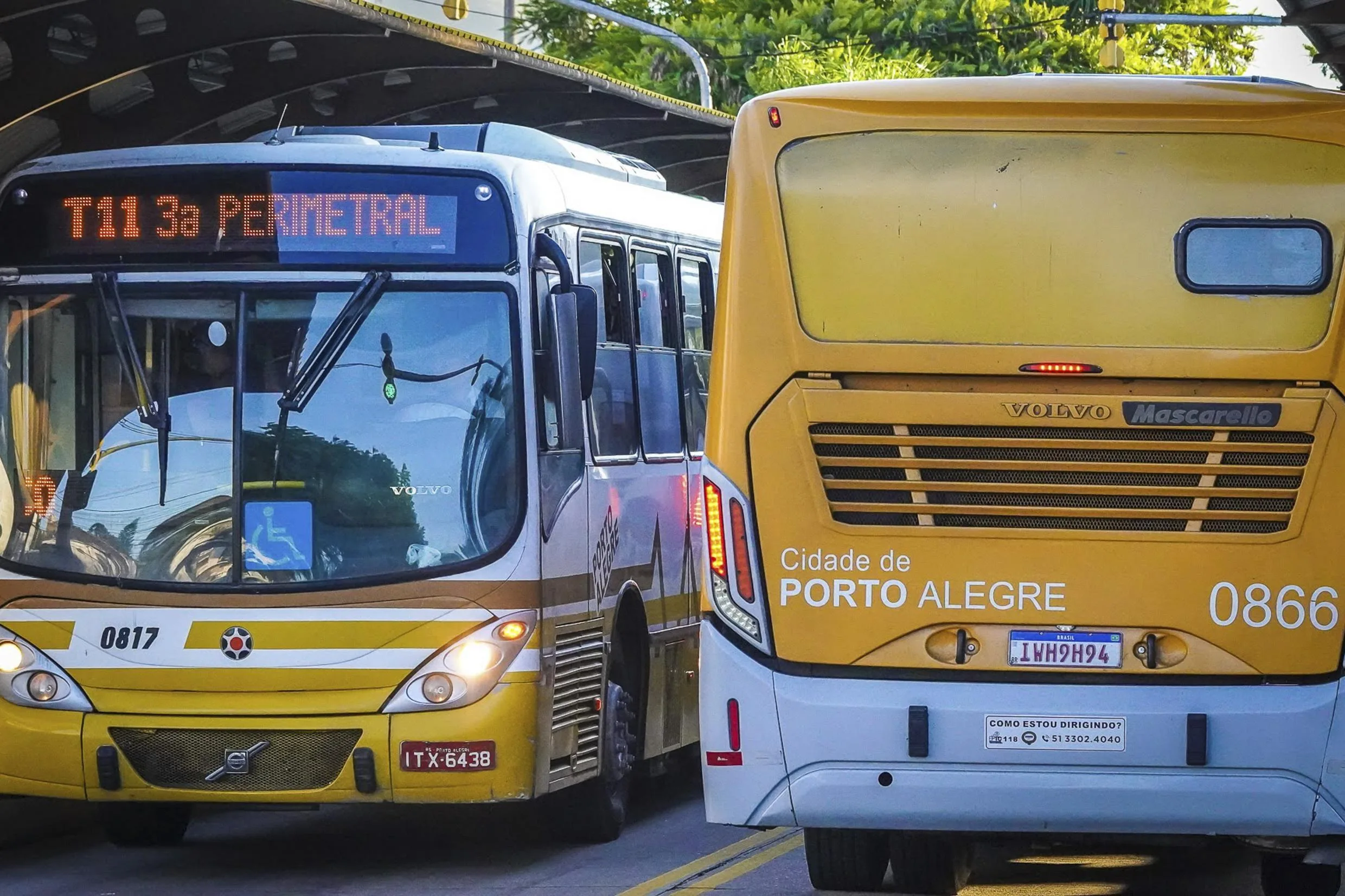 Dois ônibus em Porto Alegre, um com a rota T11 3ª Perimetral e outro com a identificação da cidade de Porto Alegre.