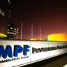 Imagem do prédio do Ministério Público Federal com sinalização destacando o MPF e a Procuradoria Geral da República, iluminado à noite.