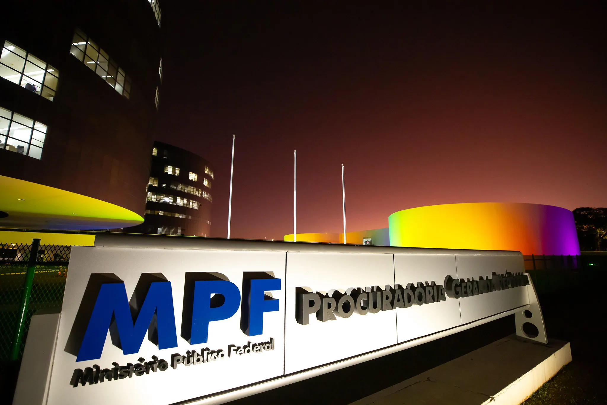 Imagem do prédio do Ministério Público Federal com sinalização destacando o MPF e a Procuradoria Geral da República, iluminado à noite.