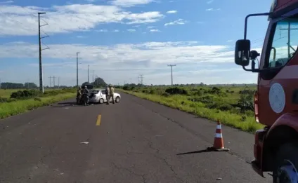 Imagem de um acidente de carro na Estrada do Mar, com policiais e um caminhão de bombeiros no local.