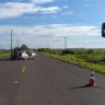 Imagem de um acidente de carro na Estrada do Mar, com policiais e um caminhão de bombeiros no local.