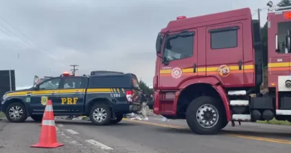 Acidente com ferido na BR-116 em Caxias do Sul, com viaturas da PRF e do Corpo de Bombeiros no local, solicitando atenção aos motoristas.