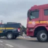 Acidente com ferido na BR-116 em Caxias do Sul, com viaturas da PRF e do Corpo de Bombeiros no local, solicitando atenção aos motoristas.