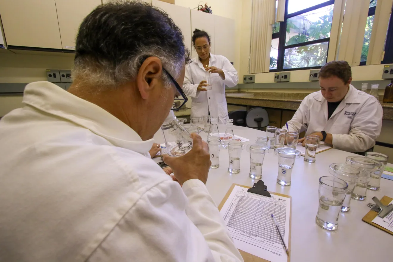 Antes, os sistemas São João e Moinhos de Vento recebiam 0,7ppm de dióxido de cloro, dose elevada para 1ppm. Nas demais estações de tratamento permanece o índice de 0,7ppm - Foto: Luciano Lanes/ PMPA