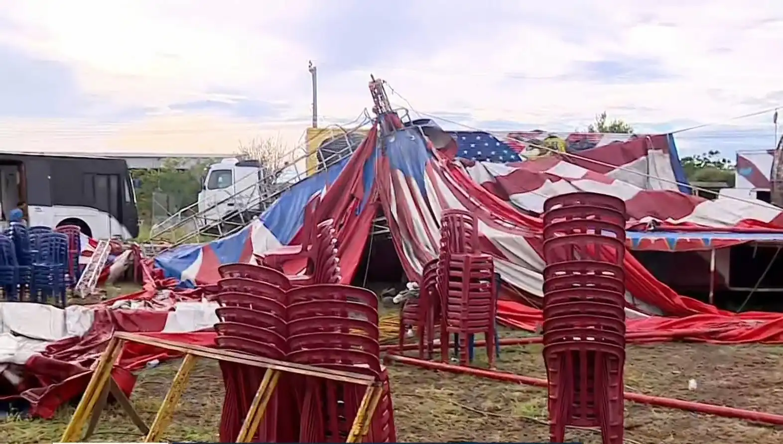 Imagem de circo em Osório após danos causados por temporal, com tendas danificadas e cadeiras empilhadas no chão.