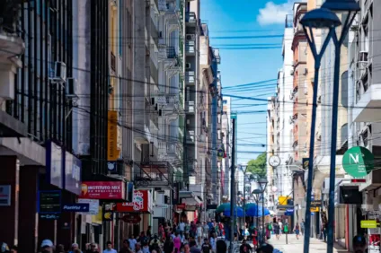 Vista da Rua dos Andradas no Centro Histórico de Porto Alegre, mostrando o movimento de pessoas e edificações históricas.