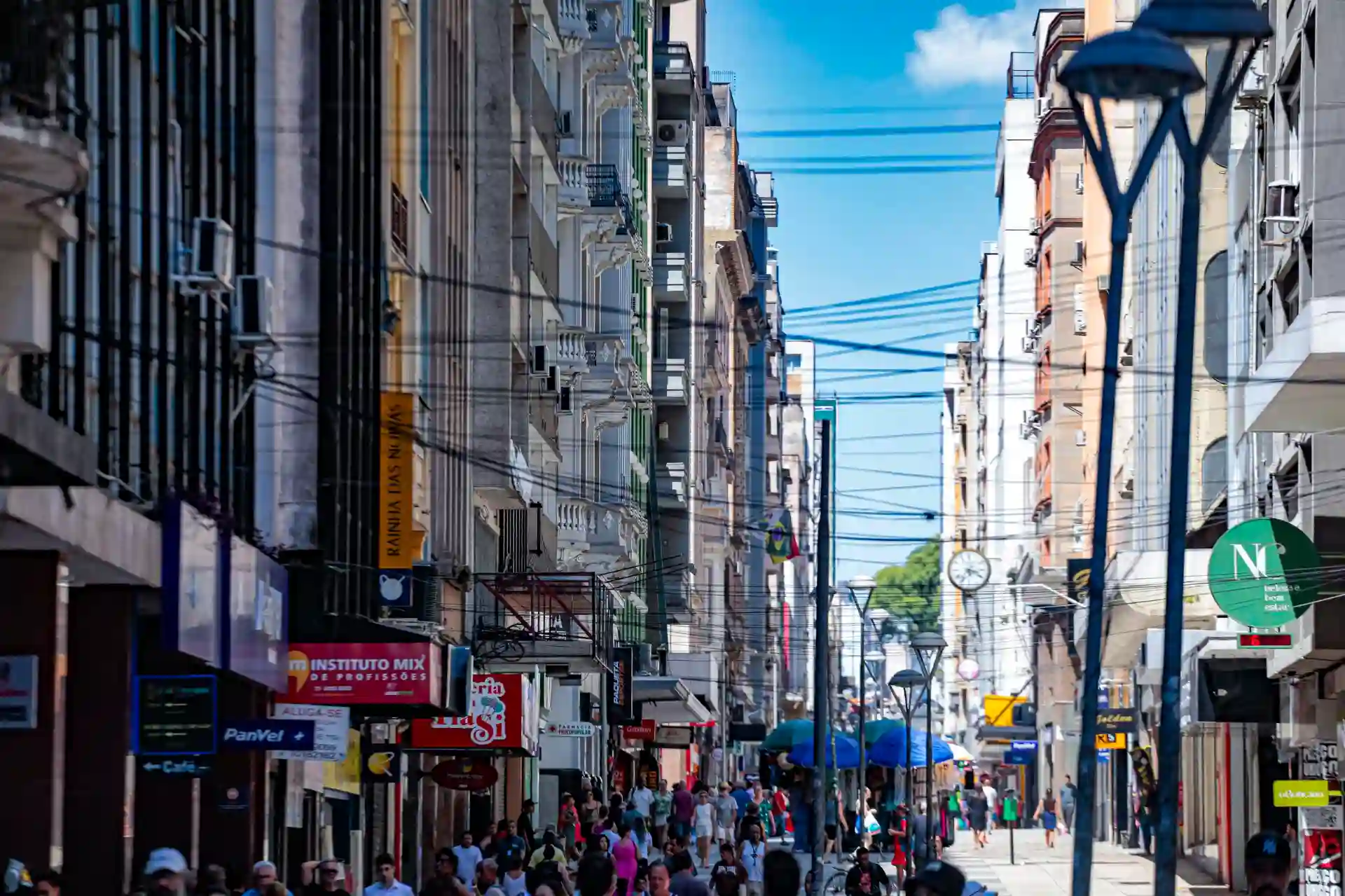 Vista da Rua dos Andradas no Centro Histórico de Porto Alegre, mostrando o movimento de pessoas e edificações históricas.