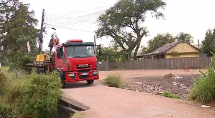 Veículo trabalhando na rua do Cedro devido ao bloqueio para a realização de obras na Ponte do Salso, impactando o tráfego local.