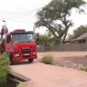 Veículo trabalhando na rua do Cedro devido ao bloqueio para a realização de obras na Ponte do Salso, impactando o tráfego local.