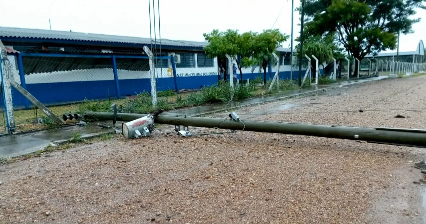 Queda de poste em Barra do Quaraí. Crédito: reprodução de vídeo / RBS TV