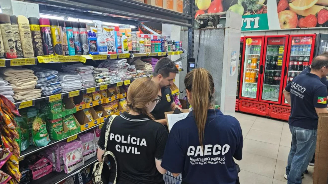 Fiscalização de mercados em Torres no Litoral Norte, com agentes da Polícia Civil e GAECO/MP-RS inspecionando produtos nas prateleiras.