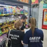 Fiscalização de mercados em Torres no Litoral Norte, com agentes da Polícia Civil e GAECO/MP-RS inspecionando produtos nas prateleiras.