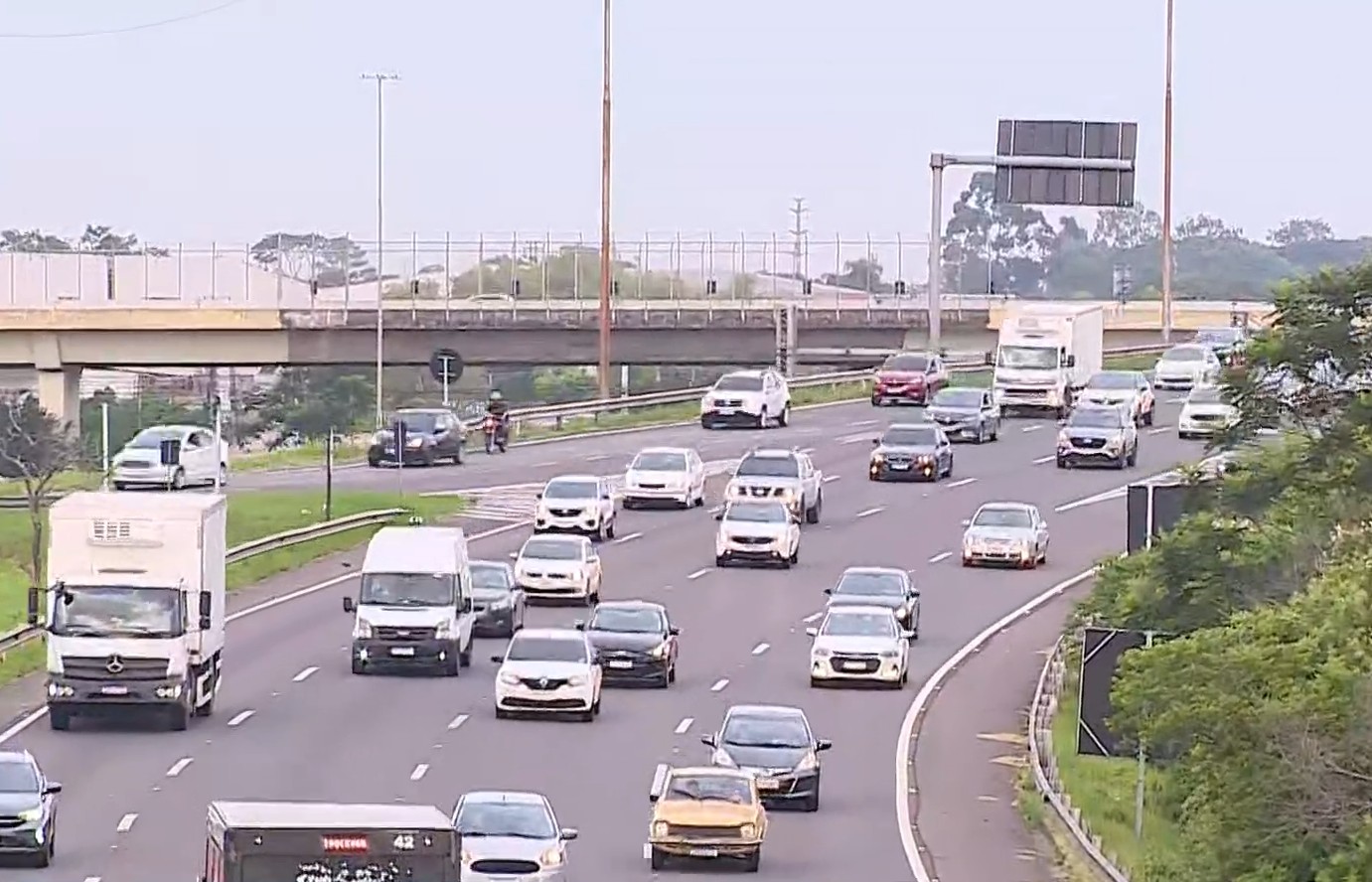 Imagem do trânsito na Freeway na saída de Porto Alegre