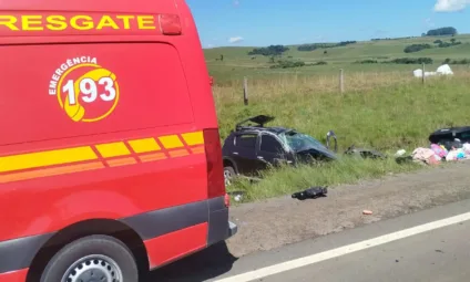 Imagem de um acidente na Rota do Sol, em São Francisco de Paula, com um veículo danificado e uma ambulância de resgate.