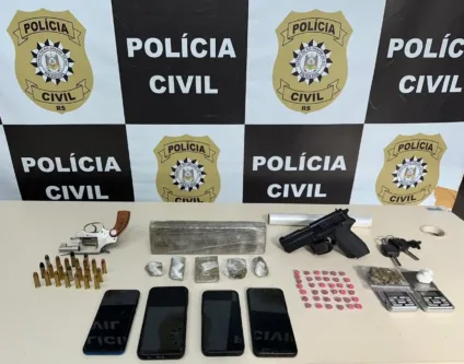 Imagem de apreensão policial com armas, drogas e diversos objetos em uma mesa, destacando a ação da Polícia Civil.