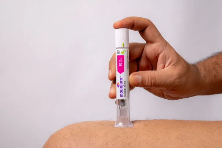 Imagem de um usu&aacute;rio aplicando o medicamento Mounjaro em sua pele. O dispositivo &eacute; usado para tratar diabetes tipo 2, demonstrando a administra&ccedil;&atilde;o de uma dose.