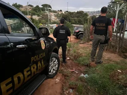 Imagens da Operação Terminal da Polícia Federal, mostrando agentes em ação em uma área urbana, com veículos da PF ao fundo.