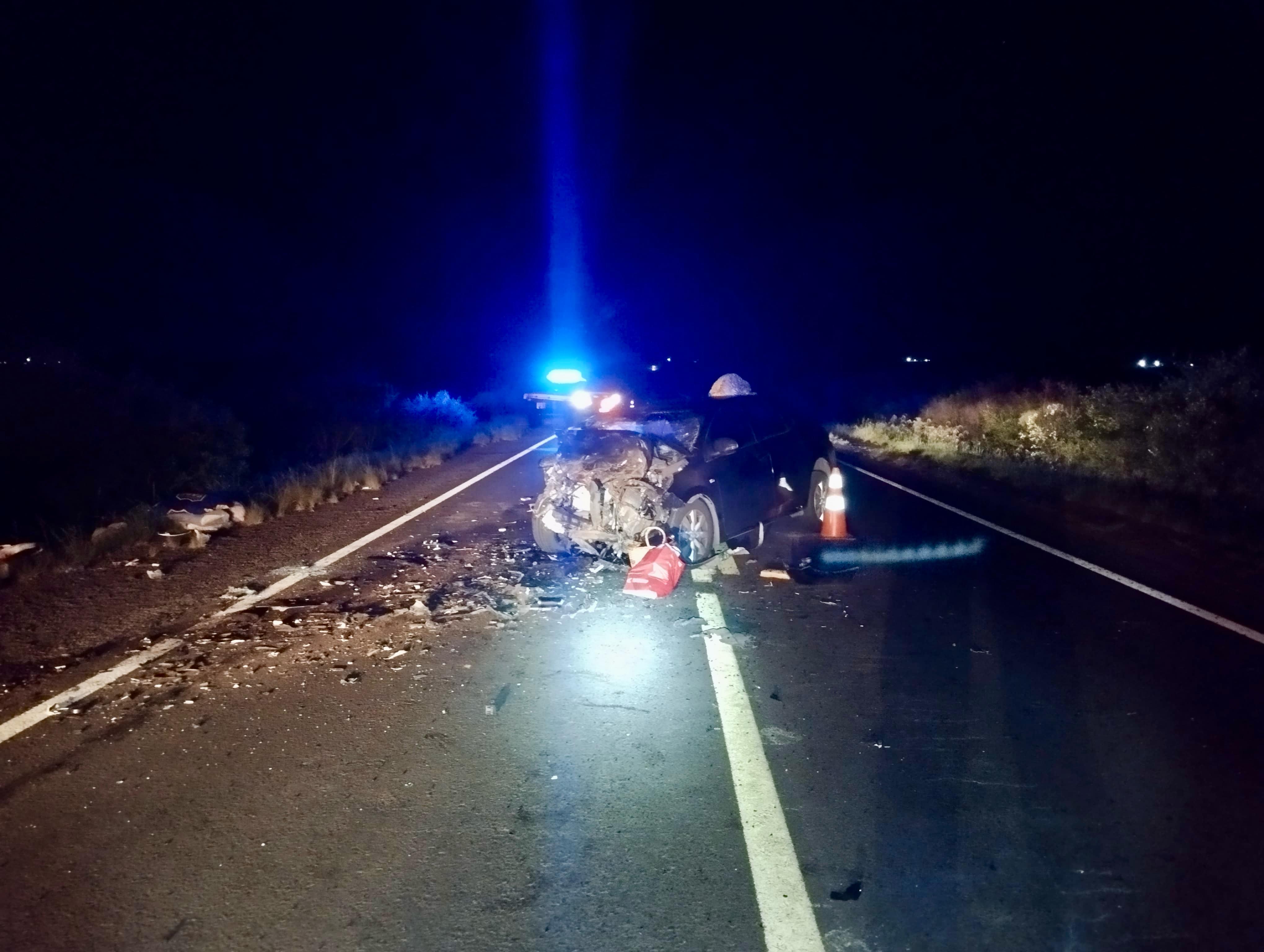 Colisão grave entre carros na BR-290, em Rosário do Sul, resultando em três mortos, cena noturna com veículos danificados e sinalização de emergência.